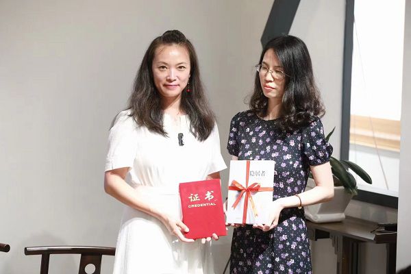 02图为赵美萍作家向图书馆赠书
