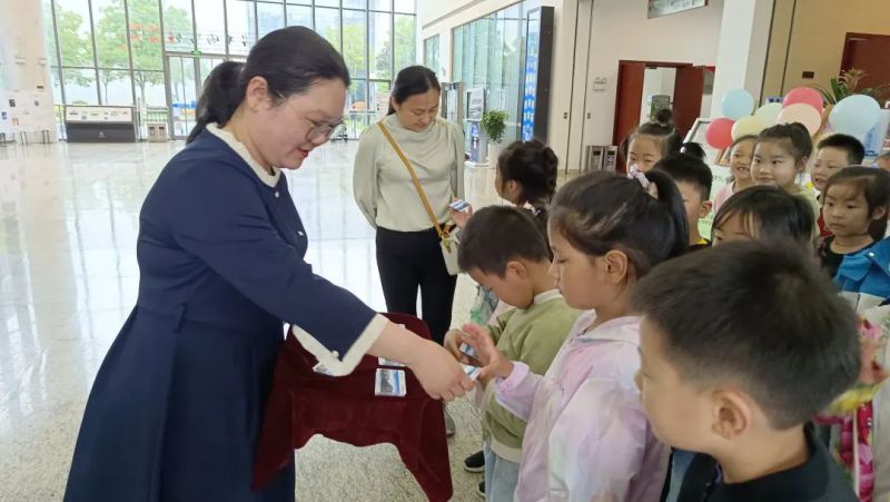 向小读者发放“六一”儿童节礼物