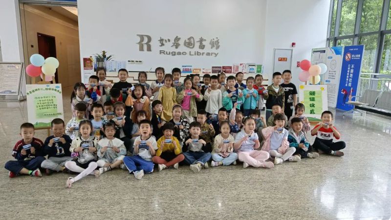 小读者合影留念
