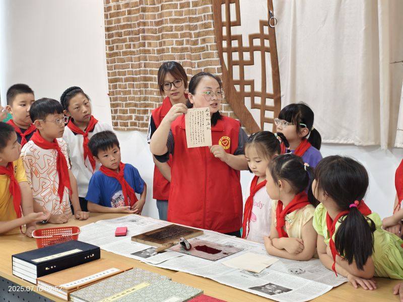 7月16日，如城街道书香走读研学，在图书馆体验古籍拓印